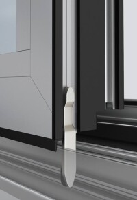 Auch nach außen zu öffnende Glas-Faltwände mit erhöhtem Einbruchschutz 