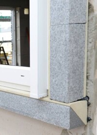 Mit Tremco illbrucks Vorwandmontage-System Fenster an die Wand kleben