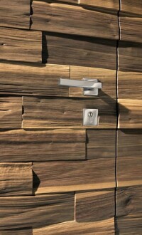 „Spaltart“-Haustür von Kneer schafft Spagat zwischen rustikal und elegant