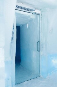 Elektromechanische Drehflügeltürantriebe von Dorma versus Kälte und Wind