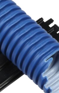 Elektroinstallation über die Außenfassade hinter der Fassadendämmung