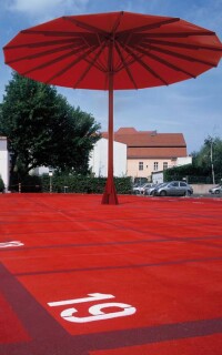 „Roter Platz“ in Köpenick - mit riesigem Schirm und viel Markierungsfarbe