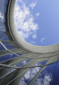 Swarovski-Verwaltungsgebäude als Hufeisen-Kristall mit Aussicht auf den Zürichsee