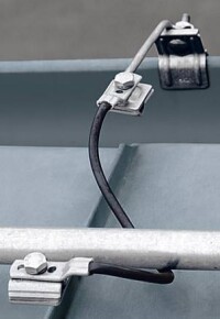 Blitze über Metalldächer sicher ableiten