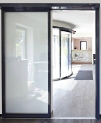 Schiebetürsystem Slimdrive SL RC 2 von GEZE mit Einbruchhemmung