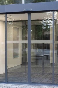 Neue einbruchhemmende automatische Schiebetür ST Flex Secure von Dorma