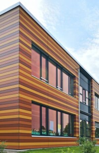 Farbenfrohe Passivhaus-Grundschule mit Trespa, ThyssenKrupp Plastics und S+T Fassaden