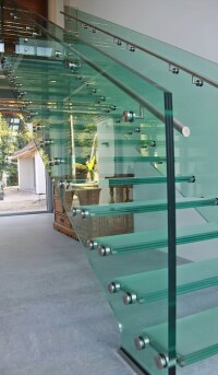 Selbsttragende Ganzglastreppe Innostair ohne lange Schatten