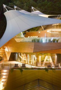 Membrandach schützt Spa-Besucher vor Witterung und Blicken.