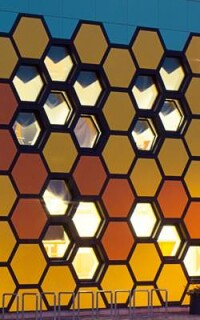 Farbige, wabenförmige Fassade mit Geneo-Fenstern prägt Schulgebäude in Estland