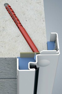 Verdeckte Eckzargen-Befestigung für Sichtmauerwerk und Beton weiterentwickelt