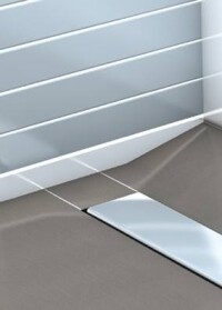 Wedi-Gefälleprofil erleichtert Wandanschluss bodengleicher Duschen mit Linienentwässerung