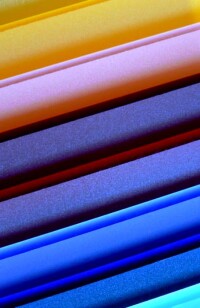 Satiniertes Acrylglas für leuchtende Designelemente in bunter Vielfalt