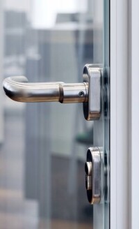 Rahmenlos wirkend: flächenbündige Structural Glazing-Tür für Feco-Trennwände