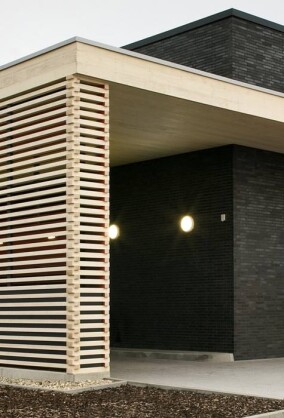 Technisch modifiziertes Holz akzentuiert „Workwearstore“ in Hockenheim