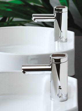 Sensor-Armatur iqua SOLino versorgt sich dank eingebauter Solarzelle selbst