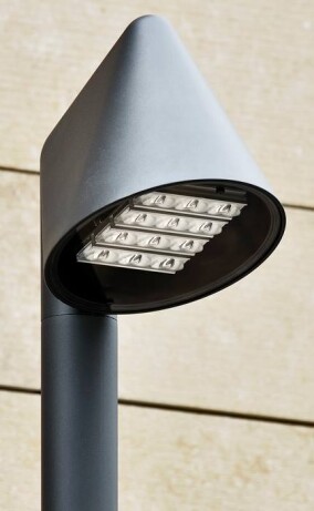 Mastleuchte „UN” von Ewo thematisiert den Übergang vom Mast zum Leuchtenkopf