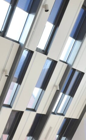 Dezenter Sonnen-, Blend- und Wärmeschutz im Glas der Gifhorner Volksbank