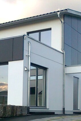 Hinterlüftete Solarthermie-Fassade für das „Energie-Plus-Haus“ in Wetzlar