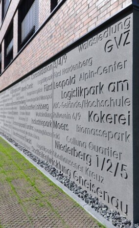 Klangvolle Namen in Beton, in Architektur-Beton