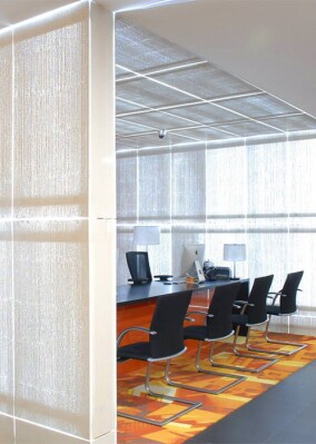 Leuchtender Lichtbeton in der Innenarchitektur der Bank of Georgia