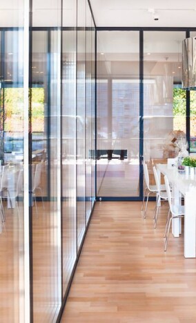 Manuelle Schiebewände im Ronald McDonald Haus in Tübingen für flexible Raumaufteilungen