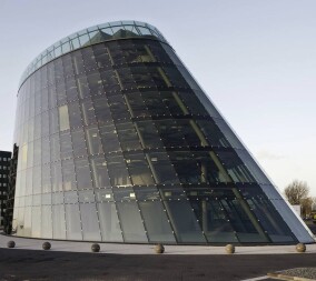 „The Curve“: Ganzglas-Bürogebäude wie der gläserne Kamin eines Ozeanriesens