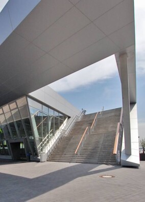 Hamburg Cruise Center Altona begrüßt Kreuzfahrer mit Aluminiumverbund-Fassade