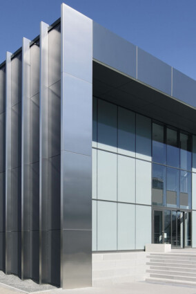 Bibliotheksgebäude der Hochschule Darmstadt energetisch saniert und perspektivisch verkürzt