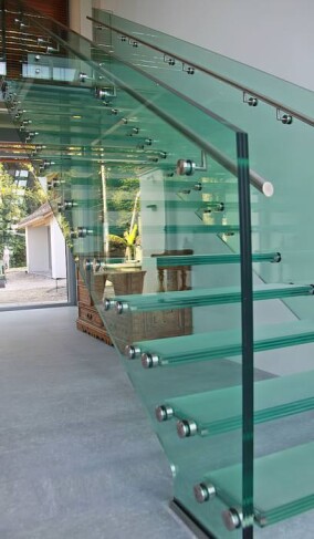 Selbsttragende Ganzglastreppe Innostair ohne lange Schatten