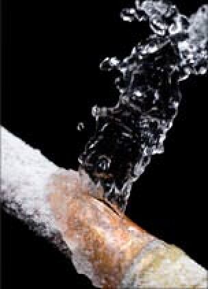 Eis erhöht den Druck in Rohren und Leitungen, als Folge können sich Risse bilden. Bei Tauwetter drohen dann Wasserschäden in Wand, Boden und an der Einrichtung.