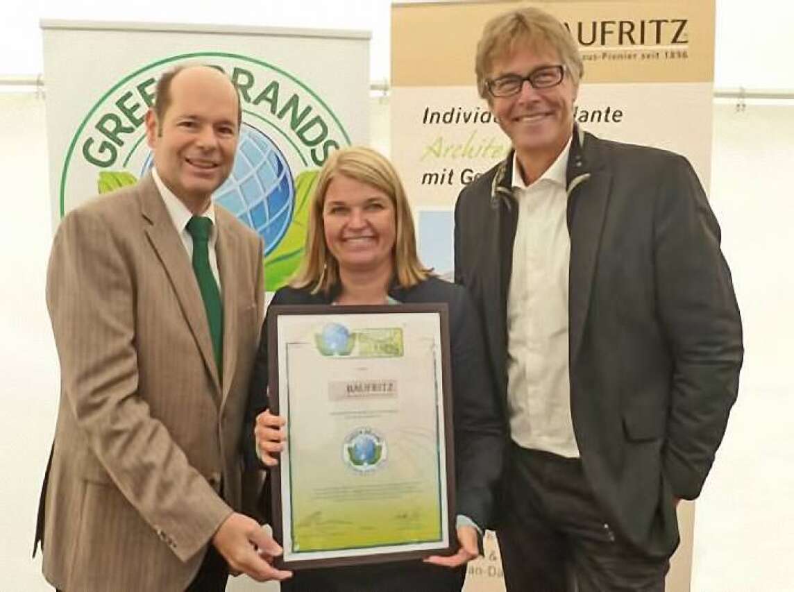 Norbert R. Lux (Geschäftsführer der „Green Brands International“), Dagmar Fritz-Kramer (Bau-Fritz GmbH & Co. KG) und Jury-Mitglied Fritz Lietsch (Geschäftsführer des ALTOP-Verlages und Chefredakteur von „forum – Nachhaltig Wirtschaften“)