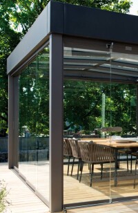 Solitär im Bauhaus-Stil: das Flachdach-Glashaus Atrium Carré von Solarlux