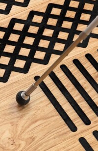 Taktiler, wohnlicher Holzboden für Menschen mit Seheinschränkung