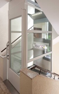 Senkrecht fahrender Plattformlift für Wohn- und Einfamilienhäuser