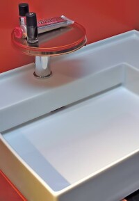 „Kartell by Laufen“: veredeltes Plastik trifft auf Saphirkeramik