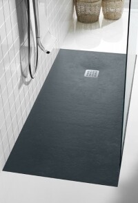 Zuschneidbare „Terran“-Duschwanne von Roca mit texturierter, farbiger Oberfläche