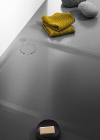 Nahezu unsichtbare rutschhemmende Oberflächenvergütung für emaillierte Duschflächen