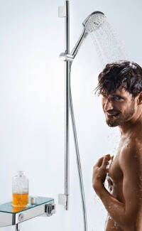 Hansgrohe kombiniert neues Thermostat-Konzept mit praktischer Ablage