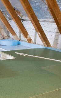 PUR/PIR-Dämmplatte mit aufkaschierter Spanplatte von Recticel zur Dachbodendämmung