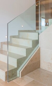 Ganzglas-Geländersystem in minimalistischer Form