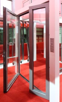 Wicona-Fenstertüren mit angepassten Schwellen für barrierefreies Bauen