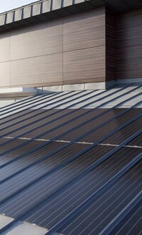 Integriertes Photovoltaik-System von VMZINC vollflächig auf Zinkscharen verklebt