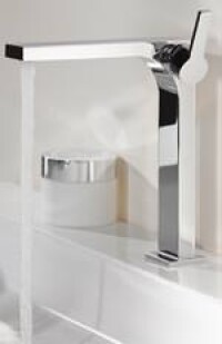 Extra hoher Einhebel-Waschtischmischer und freistehende Wannenarmatur neu von Keuco