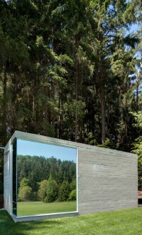 Skulpturaler Golfer-Lokus aus Stampfbeton, verspiegeltem Glas und derbem Holz