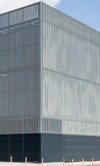 Blechprofilroste als Schutzfassade für ein Rechenzentrum