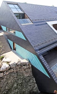 Mehrdimensionale Schiefer-Architektur für ein Steinbruch-Grund&shy;stück in Polen