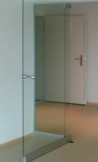 Pendulo-Glastrennwand und -Pendeltür von Geze mit geringen Eingriffen in die Bausubstanz