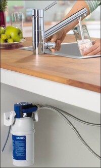 BRITA-gefiltertes Trinkwasser stationär an der 3-Wege Küchenarmatur zapfen