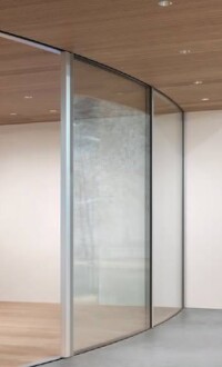 Gebogene, bis raumhohe Schiebefenster von Sky-Frame für schwungvolle Fassaden